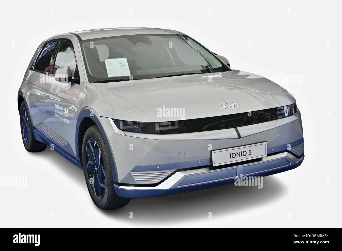 Véhicule électrique Hyundai IONIQ 5 argenté élégant, mettant en valeur le transport écologique et l'ingénierie automobile de pointe Banque D'Images