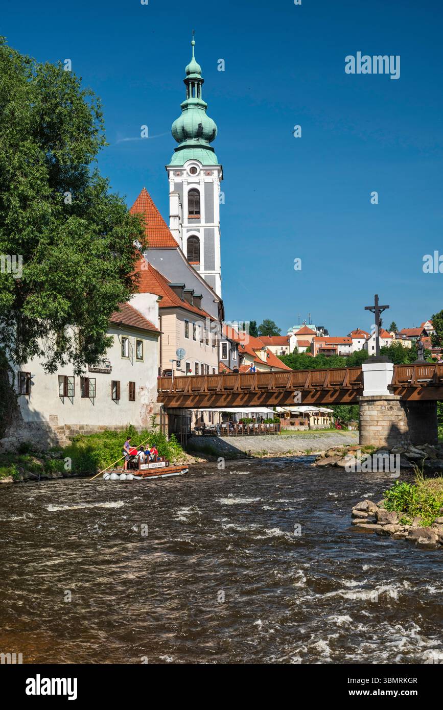 Touristes sur le radeau, ancienne église de Saint Judoc (Saint Jošt), Lazebnický Most (pont) sur la rivière Vltava en contrebas du château, Český Krumlov, Bohême, Tchéquie Banque D'Images