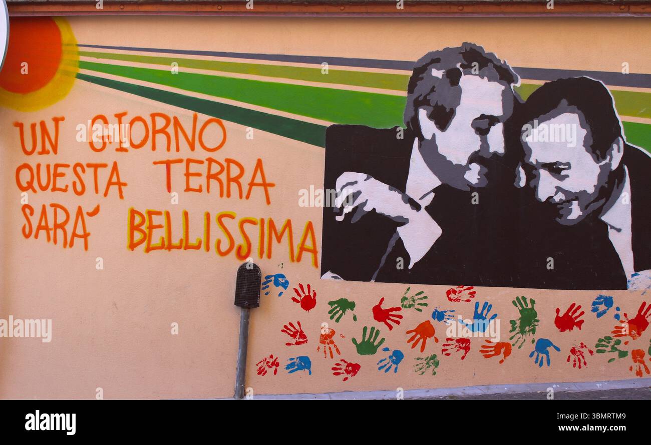 Bronte, Sicile, Italie - 2 avril 2018:mural Falcone et Borsellino sur un mur extérieur. Aucune autorisation de propriété ou de modèle n'est disponible. Pour usage éditorial uniquement. Banque D'Images