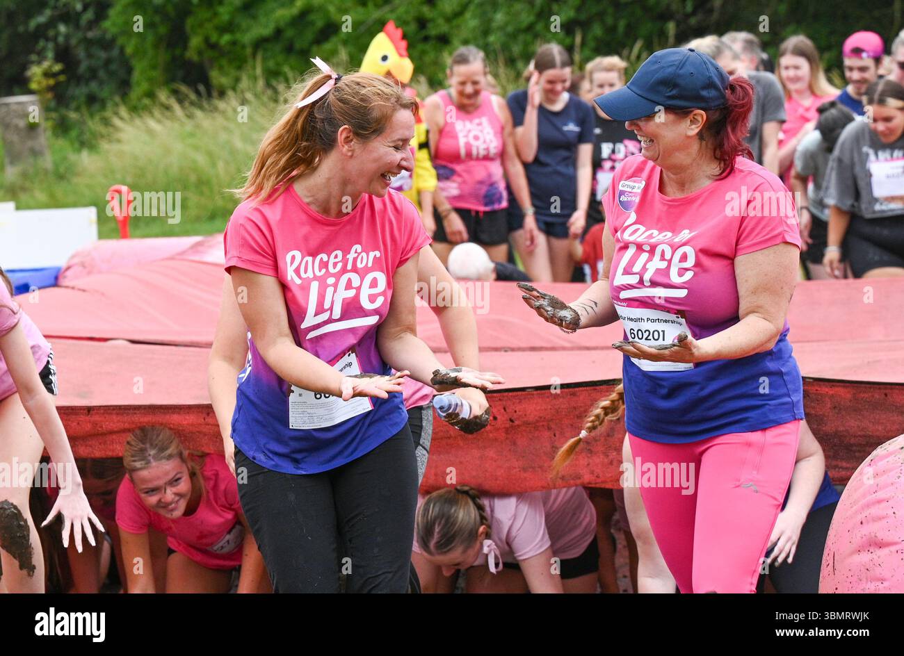 Brighton UK 28 juin 2025 - des centaines de coureurs participent à l'événement caritatif Pretty Muddy 5K à Stanmer Park Brighton pour aider cancer Research UK : crédit Simon Dack / Alamy Live News Banque D'Images