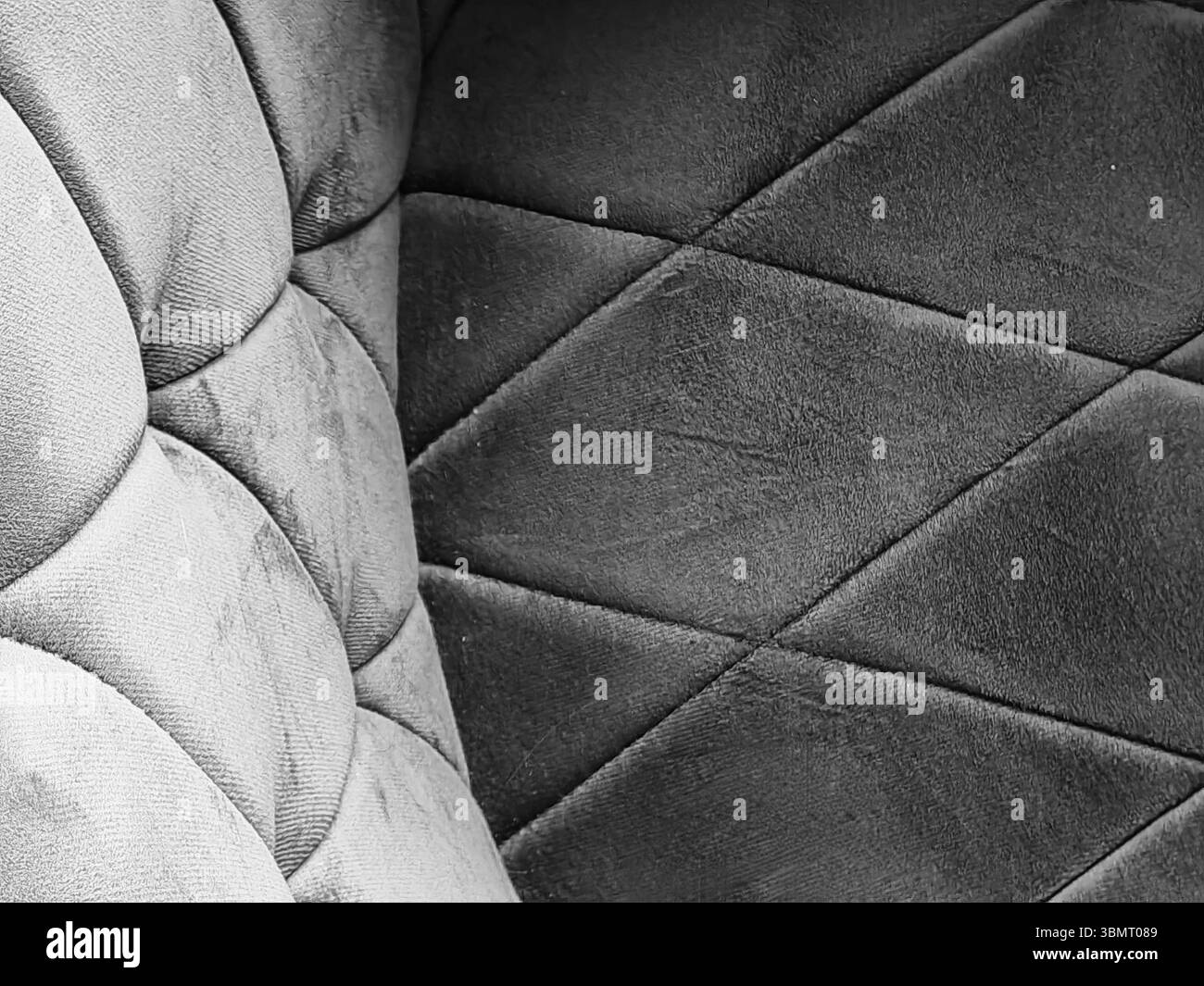 Gros plan du coussin de chaise souple – équilibre, soutien du dos et confort douillet. Teintes macédoniennes. Banque D'Images