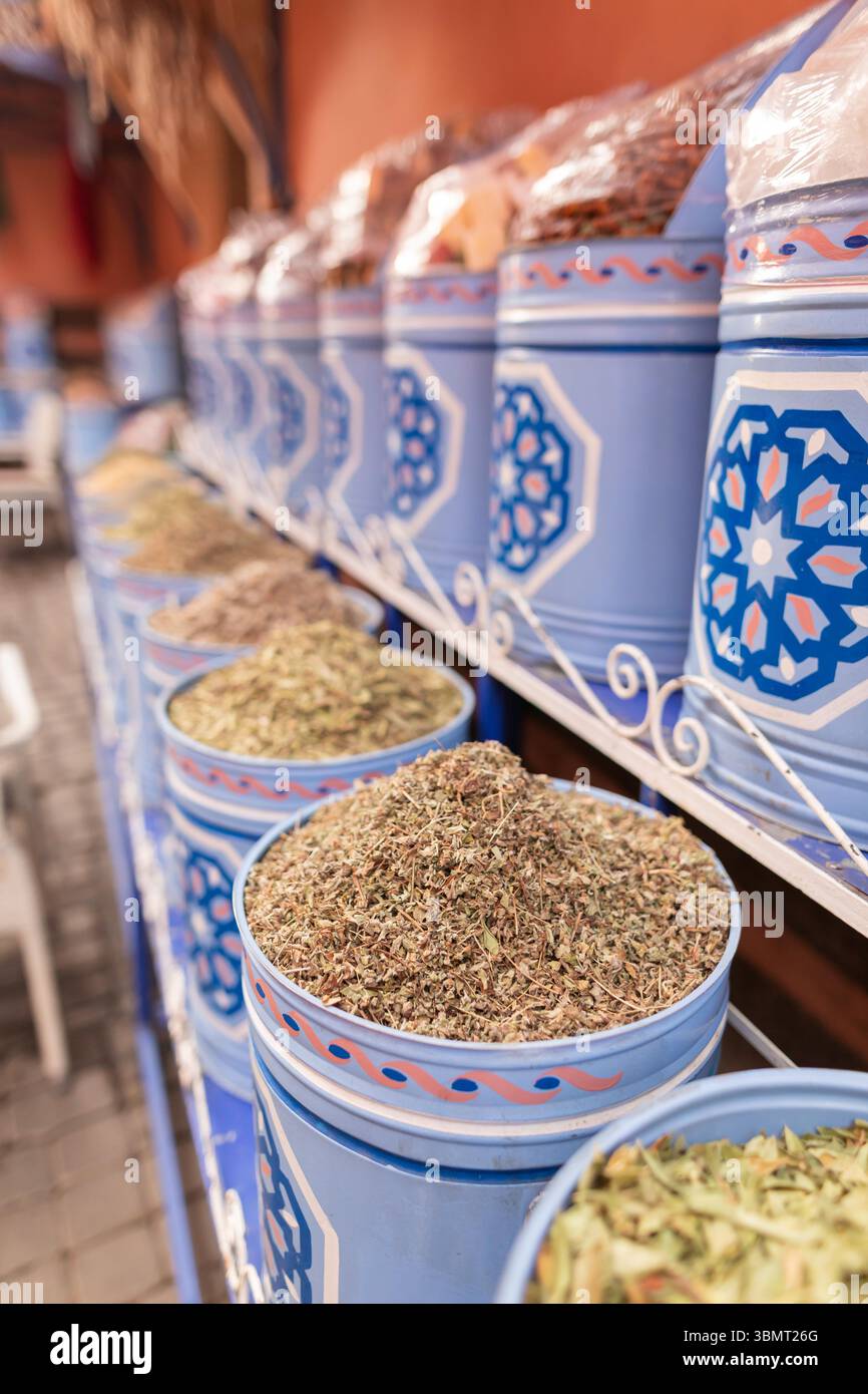 Épices et assaisonnements à base de plantes dans des bacs décoratifs bleus sur un marché marocain - scène aromatique d'un souk Banque D'Images