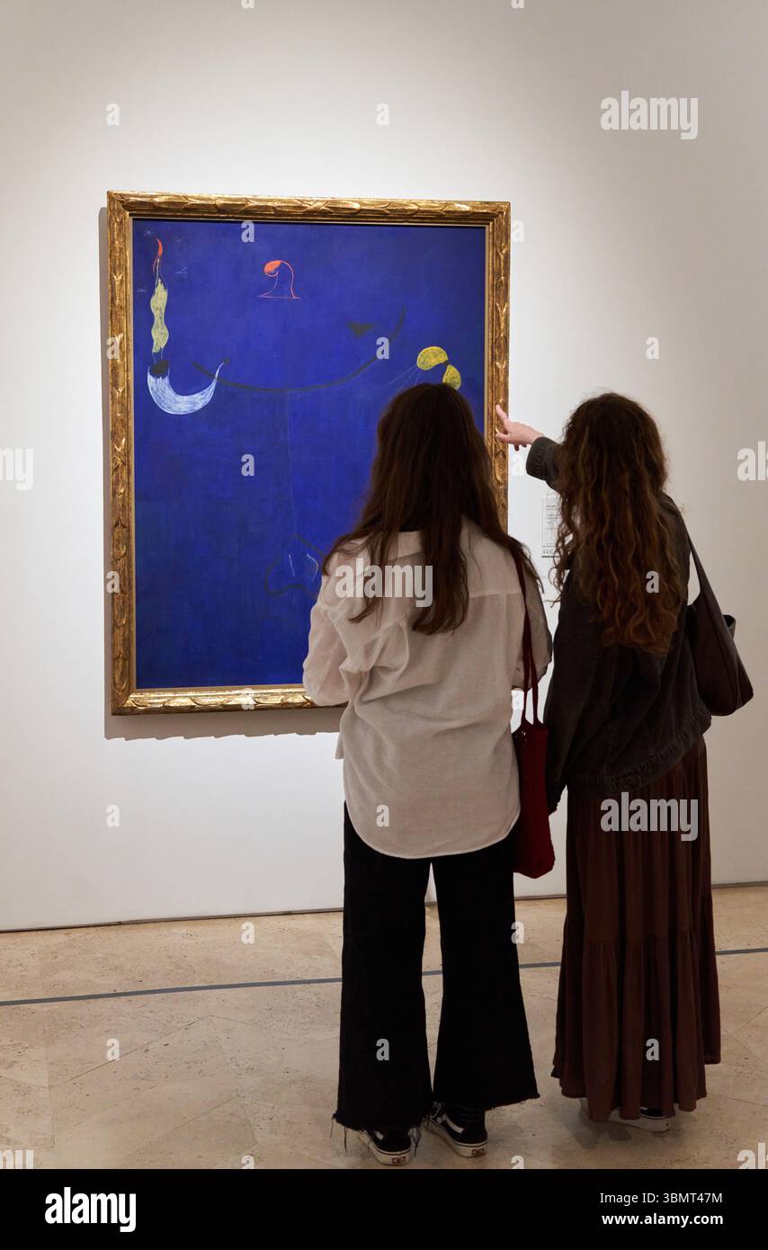 Paysan catalan à la guitare, 1924, Joan Miró (Barcelone, 1893-Palma de Majorque, 1983), deux femmes regardant un tableau, musée Thyssen Bornemisza, Banque D'Images