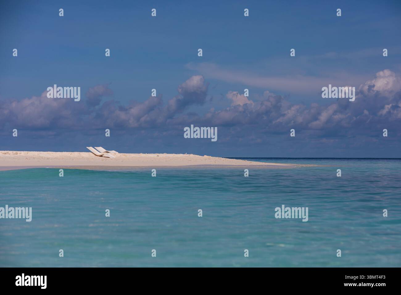 Vue panoramique de Empty Beach et Ocean Horizon depuis l'île d'Ukulhas, Maldives - évasion tropicale avec Blue Water et White Sand Banque D'Images