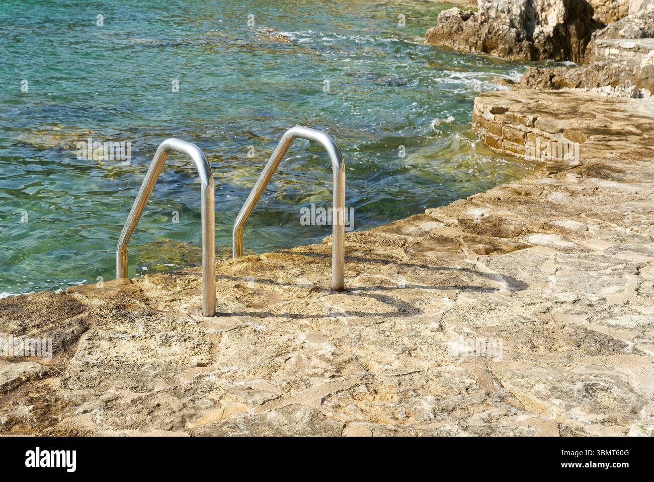 Échelle comme accès à l'eau à un lieu de baignade typique sur la côte Adriatique croate près de Porec Banque D'Images