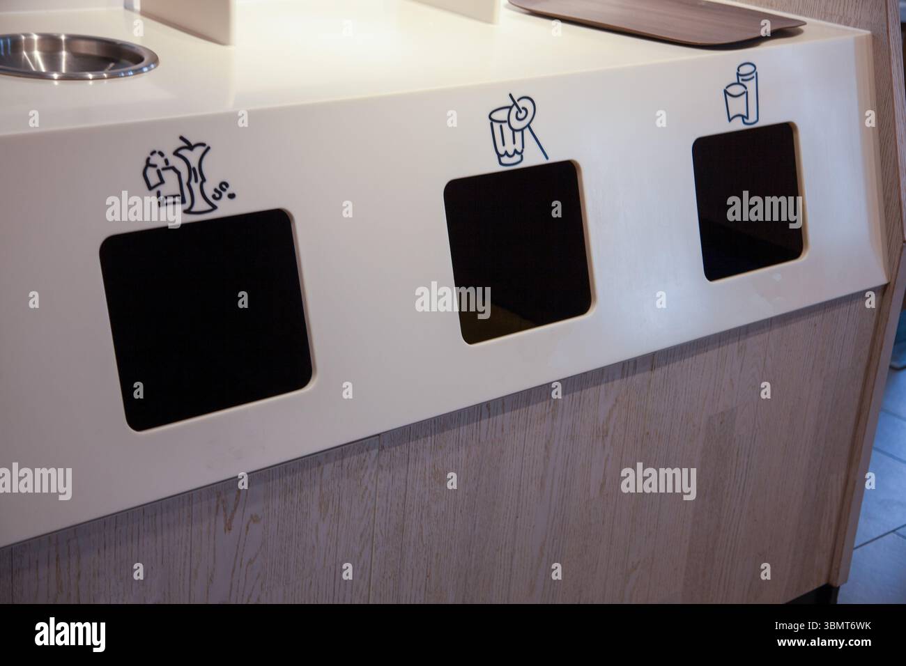 Poubelles intérieures et station de recyclage. Tri des ordures. Poubelles en plastique. Recycler les poubelles ECO Banque D'Images