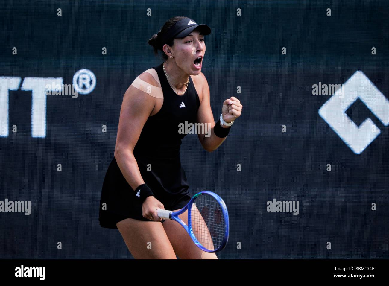 US Jessica Pegula celebrates after winning against Poland's Iga Swiatek in the final match at the WTA tennis tournament in Bad Homburg, Germany, Saturday, June 28, 2025. (AP Photo/Michael Probst) Banque D'Images