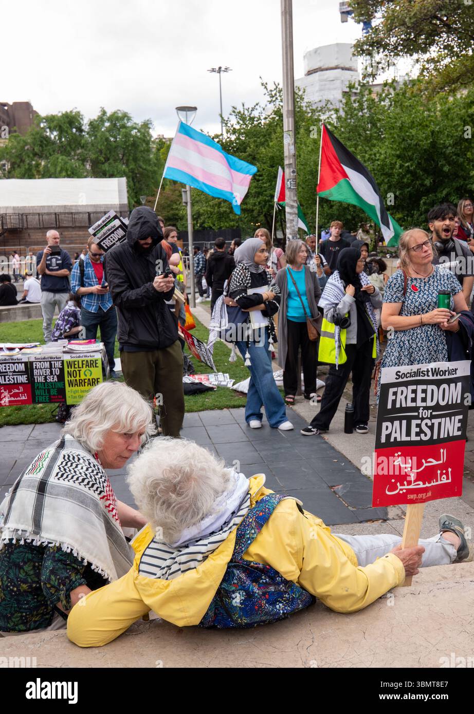 Palestine action pancartes et chants de soutien au groupe à la manifestation Pro Palestine Manchester UK. Des militants ont défilé dans la ville avec des banderoles soutenant l'action du groupe Palestine. En juin 2025, le Home Office a annoncé son intention de désigner le groupe comme une organisation terroriste interdite après que le groupe a fait irruption dans la RAF Brize Norton. D'autres banderoles soulignaient les pénuries alimentaires et les accusations de génocide. Des contre-manifestants et d'autres « streamers » ont suivi la manifestation. Manchester UK.Picture credit garyrobertsphotography Banque D'Images