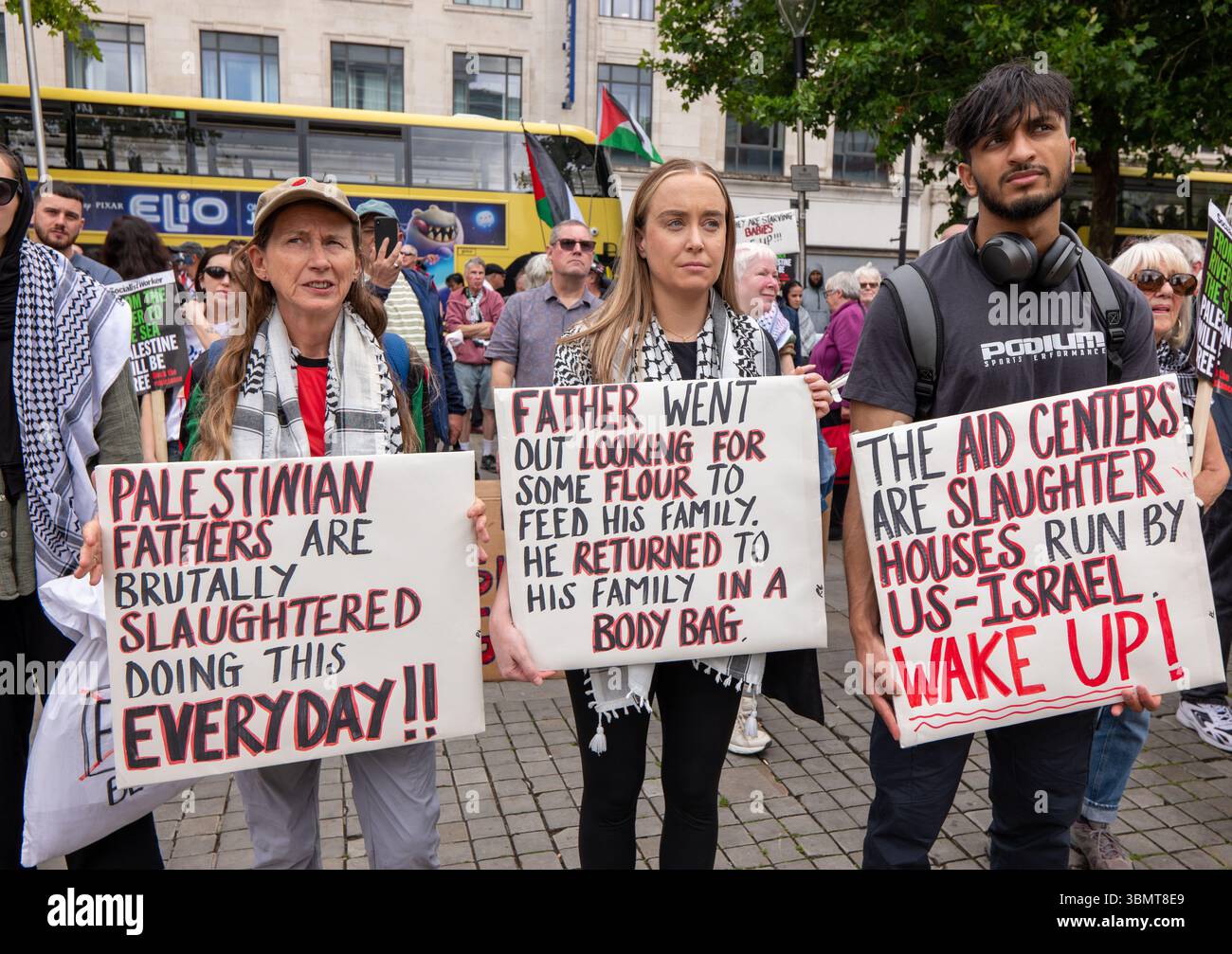 Palestine action pancartes et chants de soutien au groupe à la manifestation Pro Palestine Manchester UK. Des militants ont défilé dans la ville avec des banderoles soutenant l'action du groupe Palestine. En juin 2025, le Home Office a annoncé son intention de désigner le groupe comme une organisation terroriste interdite après que le groupe a fait irruption dans la RAF Brize Norton. D'autres banderoles soulignaient les pénuries alimentaires et les accusations de génocide. Des contre-manifestants et d'autres « streamers » ont suivi la manifestation. Manchester UK.Picture credit garyrobertsphotography Banque D'Images