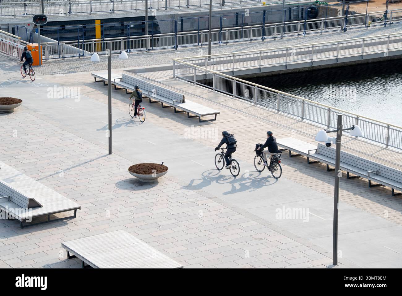 Cyclistes en vélo se rendant au travail sur une piste cyclable dans une zone piétonne sans voiture à New Slussen à Stockholm Banque D'Images