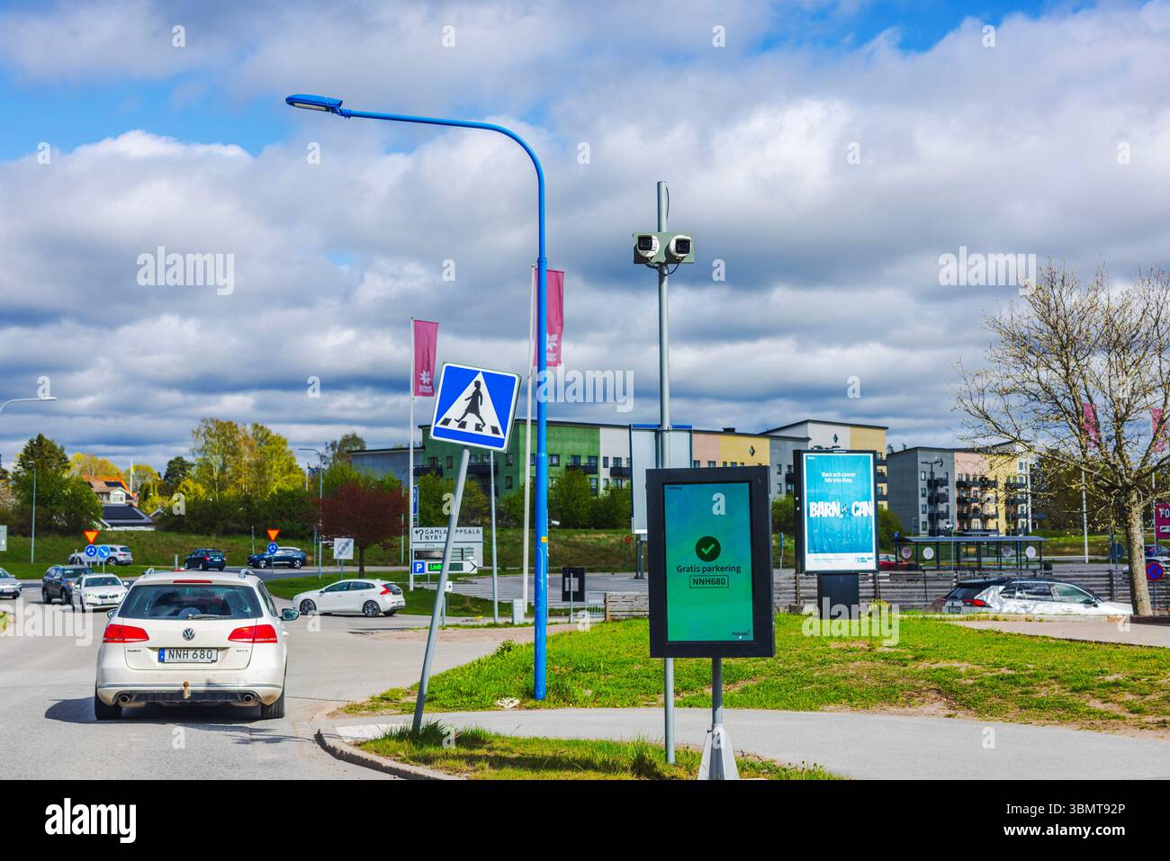 La caméra de surveillance détecte la plaque d'immatriculation pour la sortie automatisée de la zone de stationnement payante à temps libre dans le système urbain suédois moderne. Suède. Banque D'Images