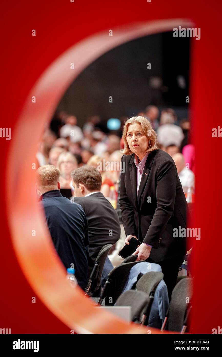 28 juin 2025, Berlin : Bärbel Bas (SPD), ministre fédéral du travail et des Affaires sociales et présidente du parti SPD, peut être vu derrière le logo du SPD lors de la conférence fédérale du parti SPD. Lors de la conférence du parti, le SPD veut élire un nouveau comité exécutif et lancer un processus de programme. Photo : Kay Nietfeld/dpa Banque D'Images