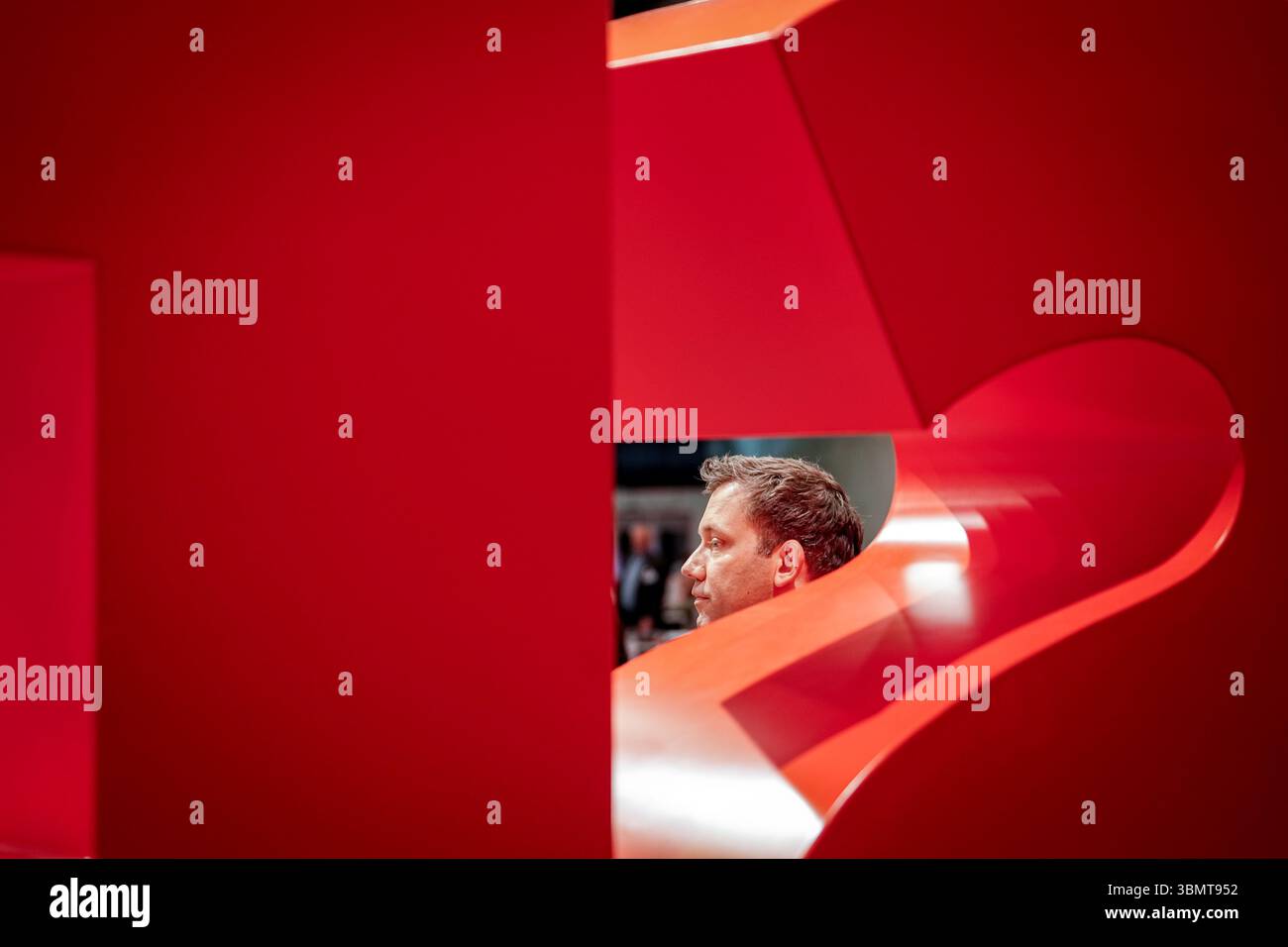 28 juin 2025, Berlin : Lars Klingbeil (SPD), ministre fédéral des Finances, vice-chancelier et président fédéral du SPD, peut être vu derrière le logo du SPD lors de la conférence du Parti fédéral du SPD. Lors de la conférence du parti, le SPD veut élire un nouveau comité exécutif et lancer un processus de programme. Photo : Kay Nietfeld/dpa Banque D'Images