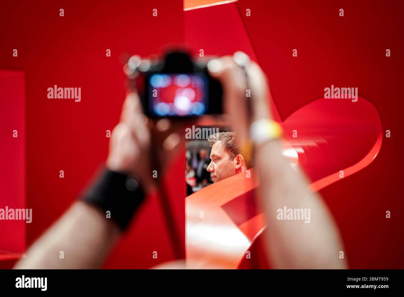 28 juin 2025, Berlin : Lars Klingbeil (SPD), ministre fédéral des Finances, vice-chancelier et président fédéral du SPD, peut être vu derrière le logo du SPD lors de la conférence du Parti fédéral du SPD. Lors de la conférence du parti, le SPD veut élire un nouveau comité exécutif et lancer un processus de programme. Photo : Kay Nietfeld/dpa Banque D'Images