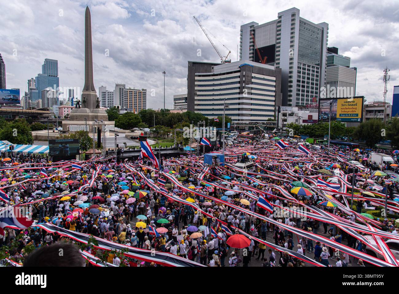 Bangkok, Thaïlande. 28 juin 2025. Les manifestants se rassemblent devant le monument de la victoire pendant la manifestation. Des manifestants anti-gouvernementaux se sont rassemblés devant le monument de la victoire à Bangkok pour exiger la démission de la première ministre thaïlandaise Paetongtarn Shinawatra après l'appel téléphonique divulgué d'elle avec l'ancien premier ministre cambodgien Hun Sen concernant une crise politique qui a menacé la confiance dans son leadership. Crédit : SOPA images Limited/Alamy Live News Banque D'Images