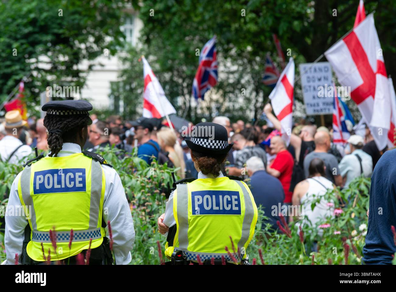 'Pour les enfants' protestation de protection de l'enfance par divers groupes protestant contre des sujets tels que les gangs de toilettage, appelant à une enquête. Police Banque D'Images