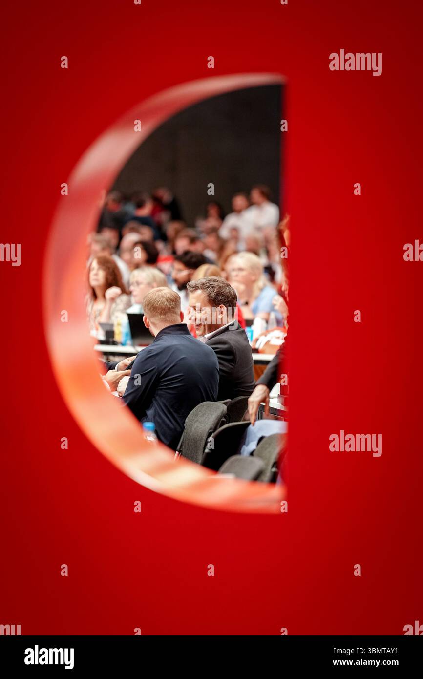Berlin, Allemagne. 28 juin 2025. Lars Klingbeil (SPD), ministre fédéral des Finances, vice-chancelier et président fédéral du SPD, peut être vu derrière le logo du SPD lors de la conférence du Parti fédéral du SPD. Lors de la conférence du parti, le SPD veut élire un nouveau comité exécutif et lancer un processus de programme. Crédit : Kay Nietfeld/dpa/Alamy Live News Banque D'Images
