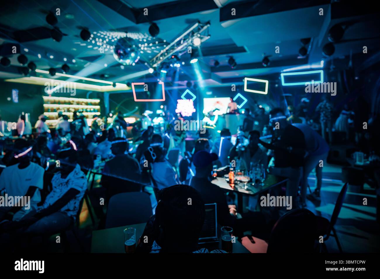 DJ Music se produisant en direct dans la discothèque, flou Banque D'Images