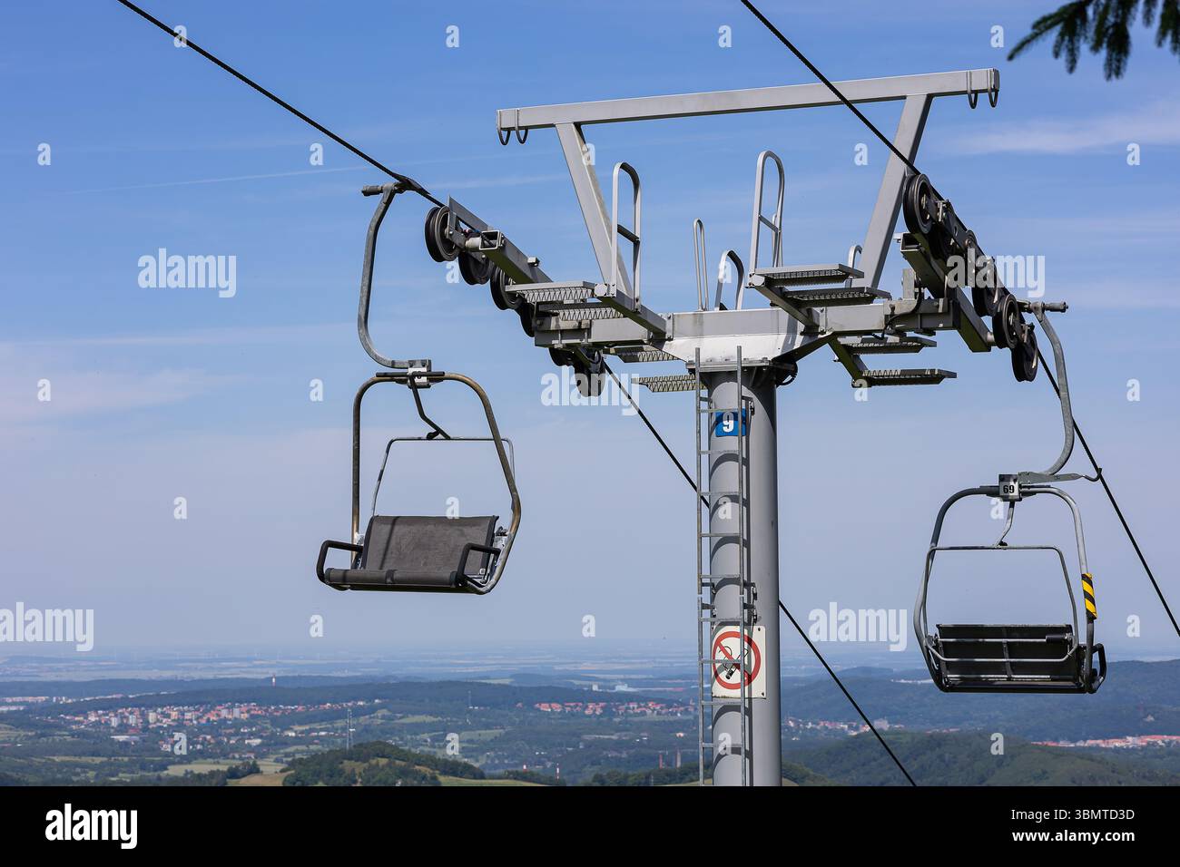 Vue rapprochée du mécanisme de chaise de téléski avec tour de support de câble et système de poulie. Infrastructures de transport de montagne et ingénierie technique Banque D'Images