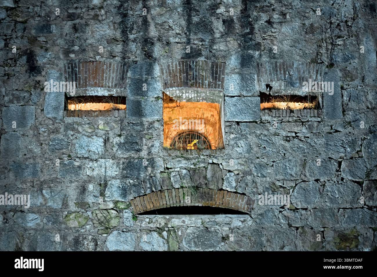 Tagliata Bariola : fenêtre et embrasures sur la façade de la forteresse italienne du XIXe siècle. Valli del Pasubio, Vénétie, Italie. Banque D'Images