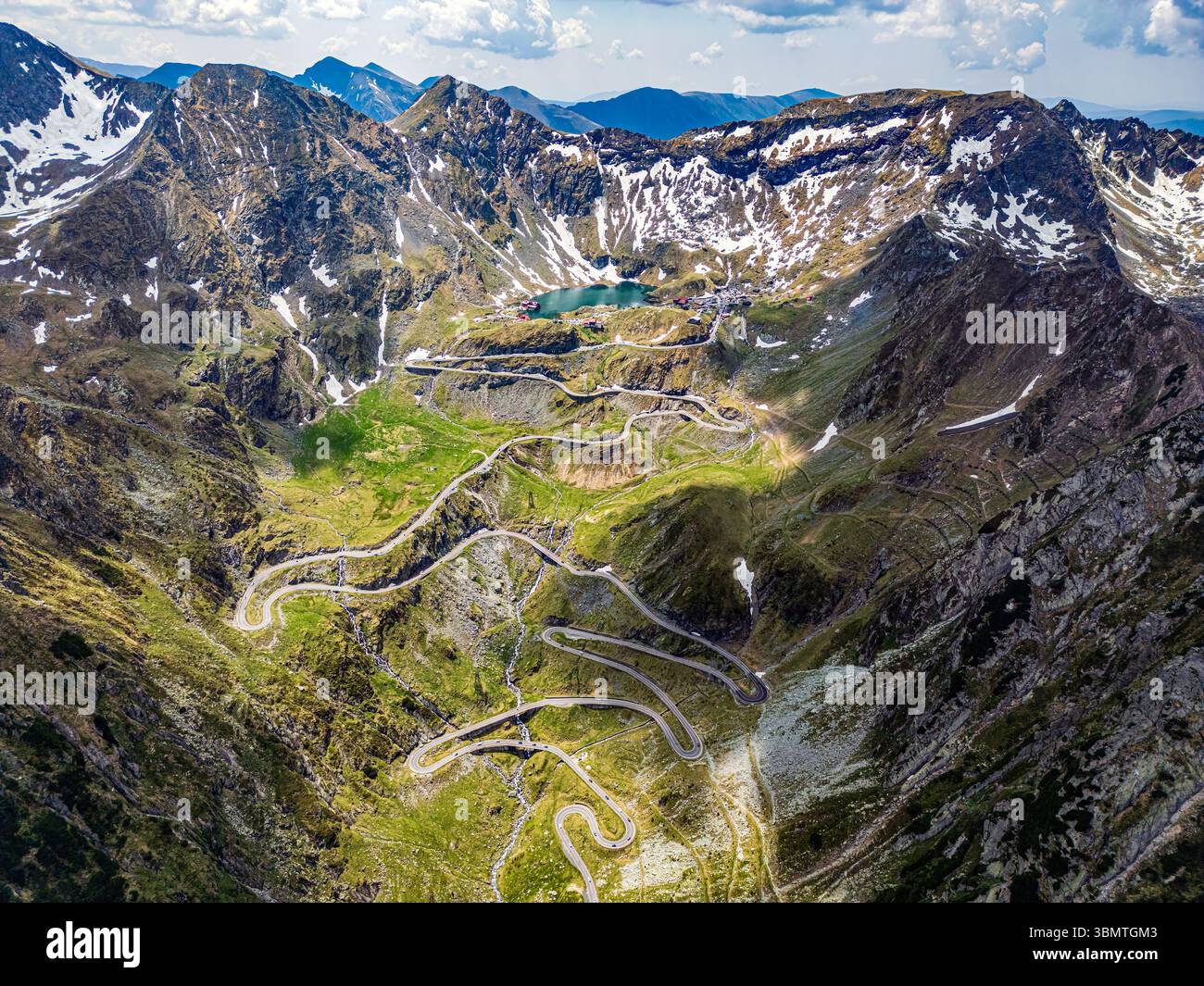 Vue aérienne de la route courbe Transfagarasan, l'une des routes les plus emblématiques du monde. Photo drone prise le 8 juin 2025, comté de Sibiu, Roumanie. Banque D'Images