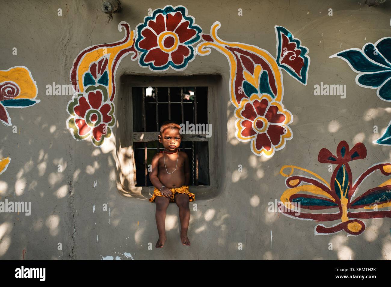 Les gens font des tâches quotidiennes dans les maisons de boue rurales du Bangladesh avec des murs peints colorés, style de vie traditionnel, culture ethnique, ambiance de village, fait à la main Banque D'Images