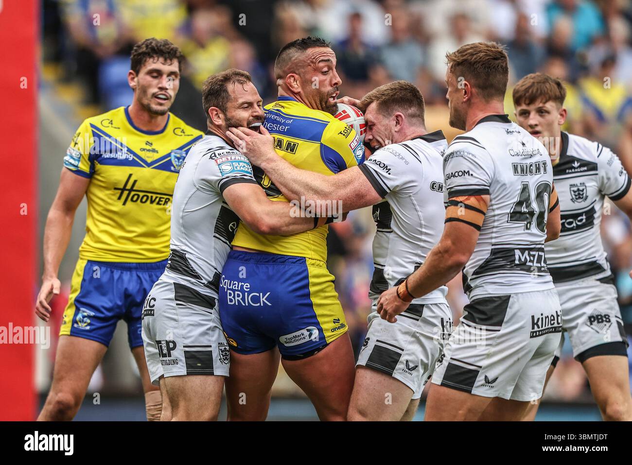 , Paul Vaughan est attaqué lors de la ronde 16 de la Betfred Super League match Warrington Wolves vs Hull FC au stade Halliwell Jones, Warrington, Royaume-Uni, le 28 juin 2025 (photo par Alfie Cosgrove/News images) Banque D'Images