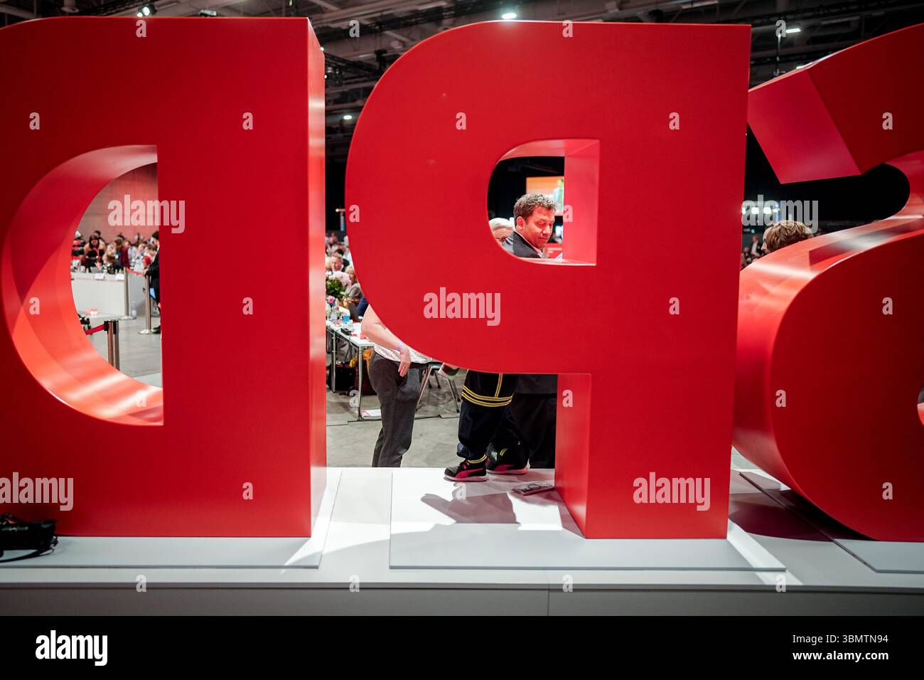 Berlin, Allemagne. 28 juin 2025. Lars Klingbeil (SPD), ministre fédéral des Finances, vice-chancelier et président fédéral du SPD, se tient derrière le logo du SPD lors de la conférence du Parti fédéral du SPD. Lors de la conférence du parti, le SPD veut élire un nouveau comité exécutif et lancer un processus de programme. Crédit : Kay Nietfeld/dpa/Alamy Live News Banque D'Images