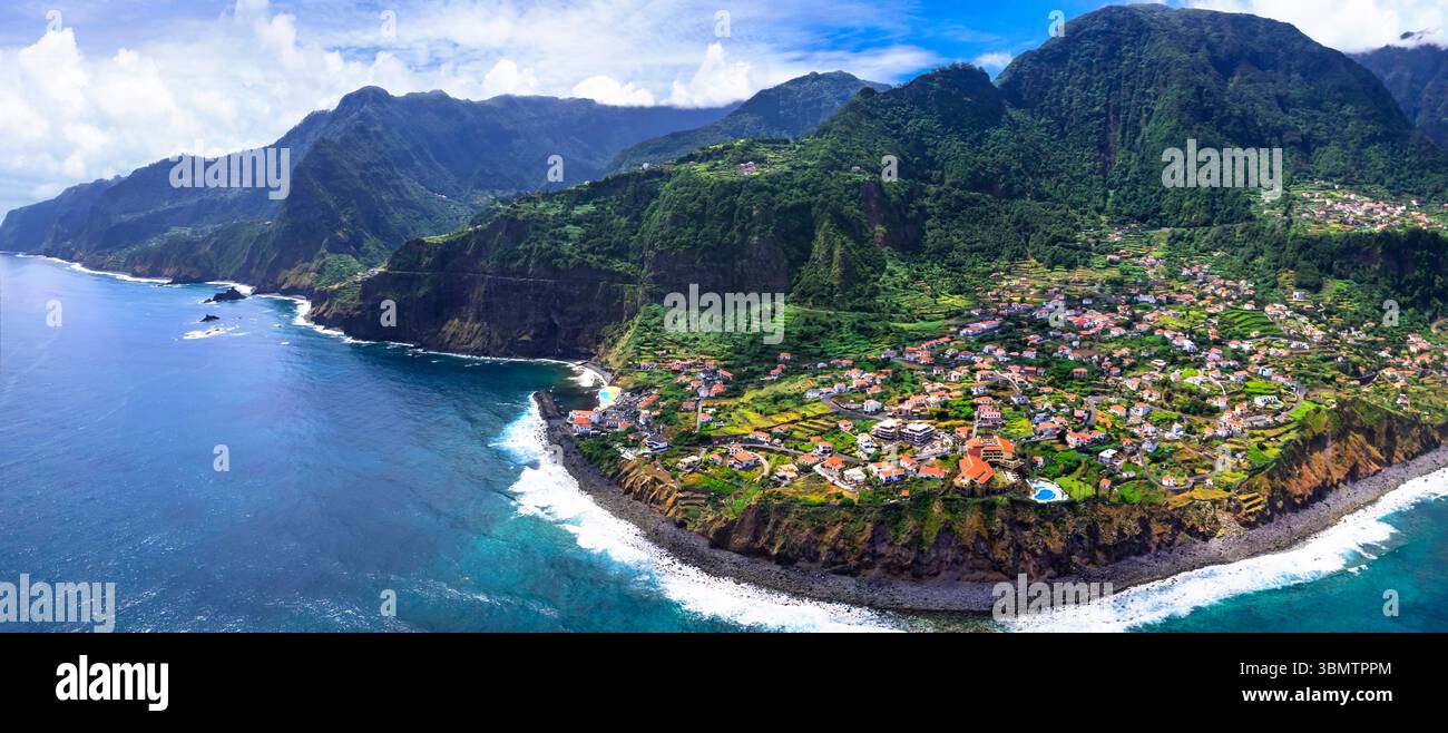 Paysage naturel de l'île de Madère. Panorama drone aérien du village de Ponta Delgada sur la côte nord. Portugal voyage Banque D'Images