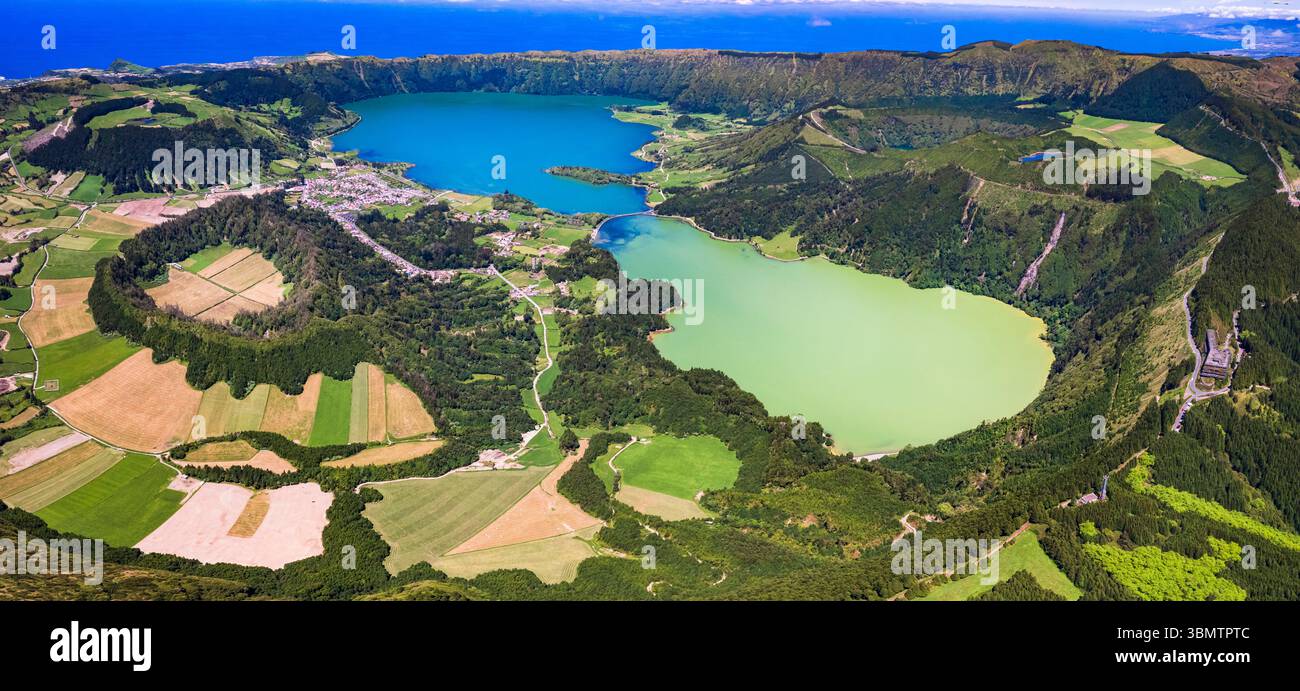 Île des Açores les plus beaux endroits pittoresques - merveilleux lacs émeraude Sete Cidades lagunes, drone vue aérienne des cratères volcaniques. Portugal, Sao Miguel Banque D'Images