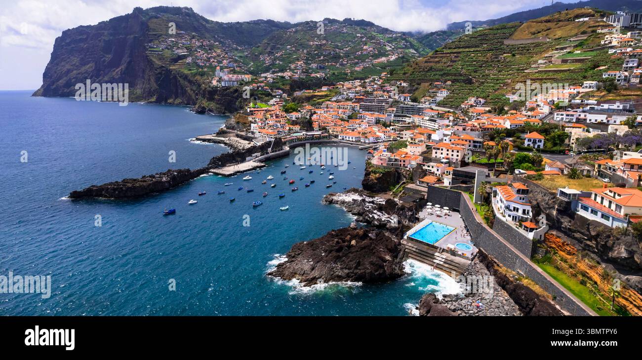 Voyage et monuments sur l'île de Madère. Portugal. Charmant village de pêcheurs traditionnel Camara de Lobos. Destination touristique populaire. panorama drone aérien Banque D'Images