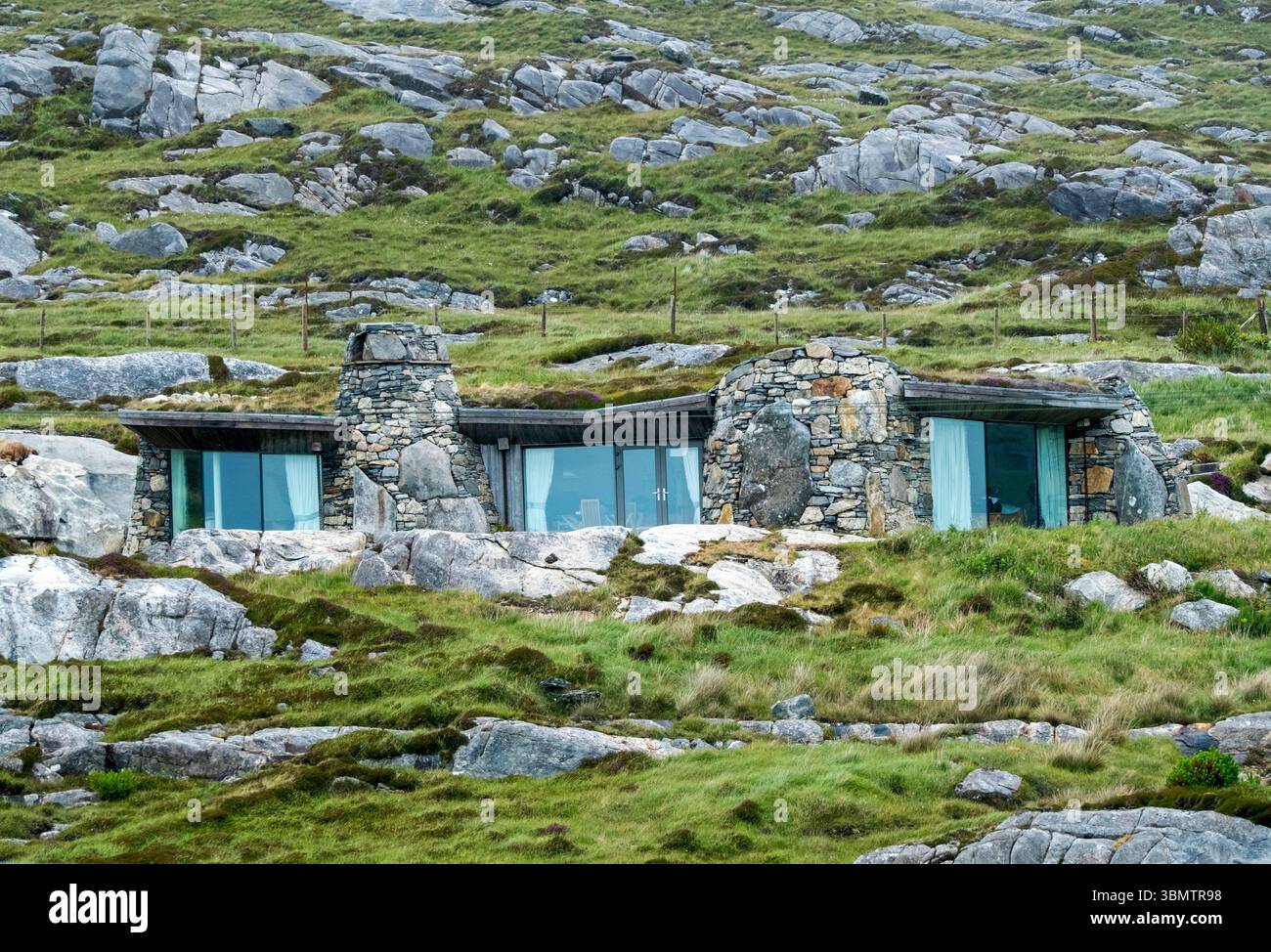 Maison de toit turfed écologique, île de Harris, Hébrides extérieures, Écosse. Banque D'Images