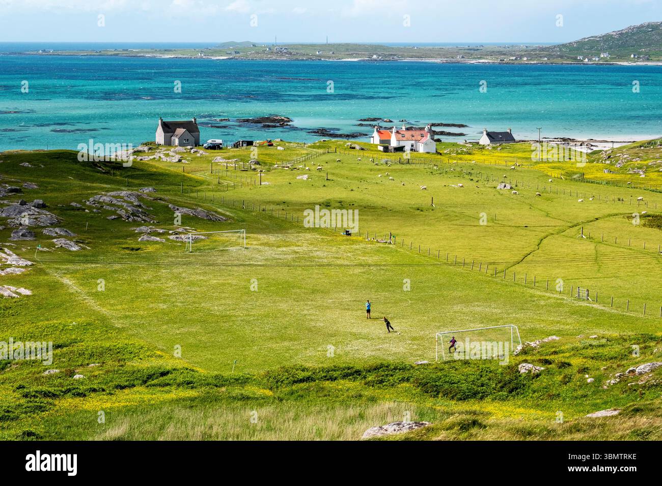 Découvrez le terrain de football isolé sur l'île d'Eriskay dans les Hébrides extérieures, îles occidentales de l'Écosse. Banque D'Images