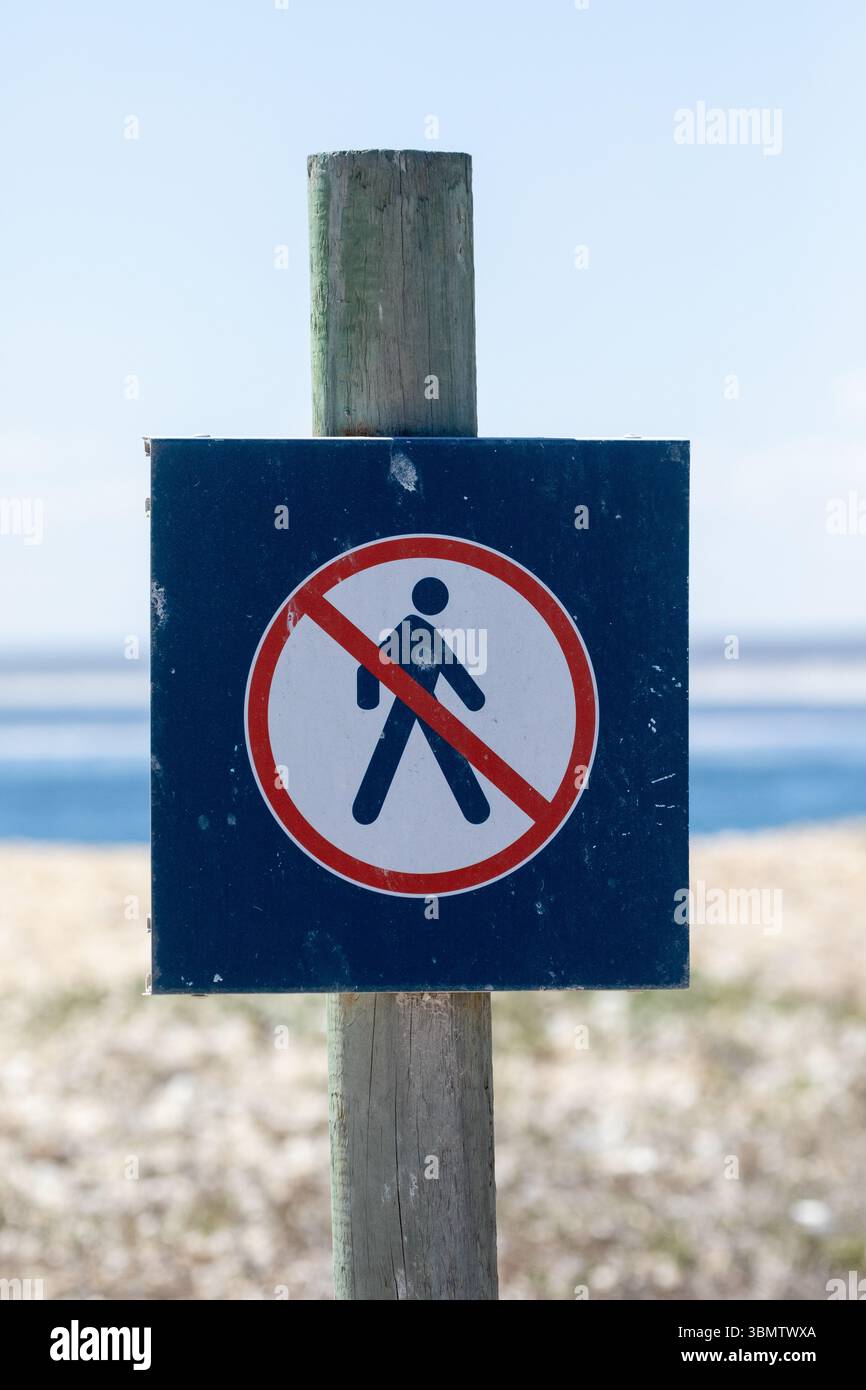 Pas de gens au-delà de ce point panneau d'avertissement infographique sur le poteau en bois à l'extérieur à la côte dans une réserve naturelle Banque D'Images