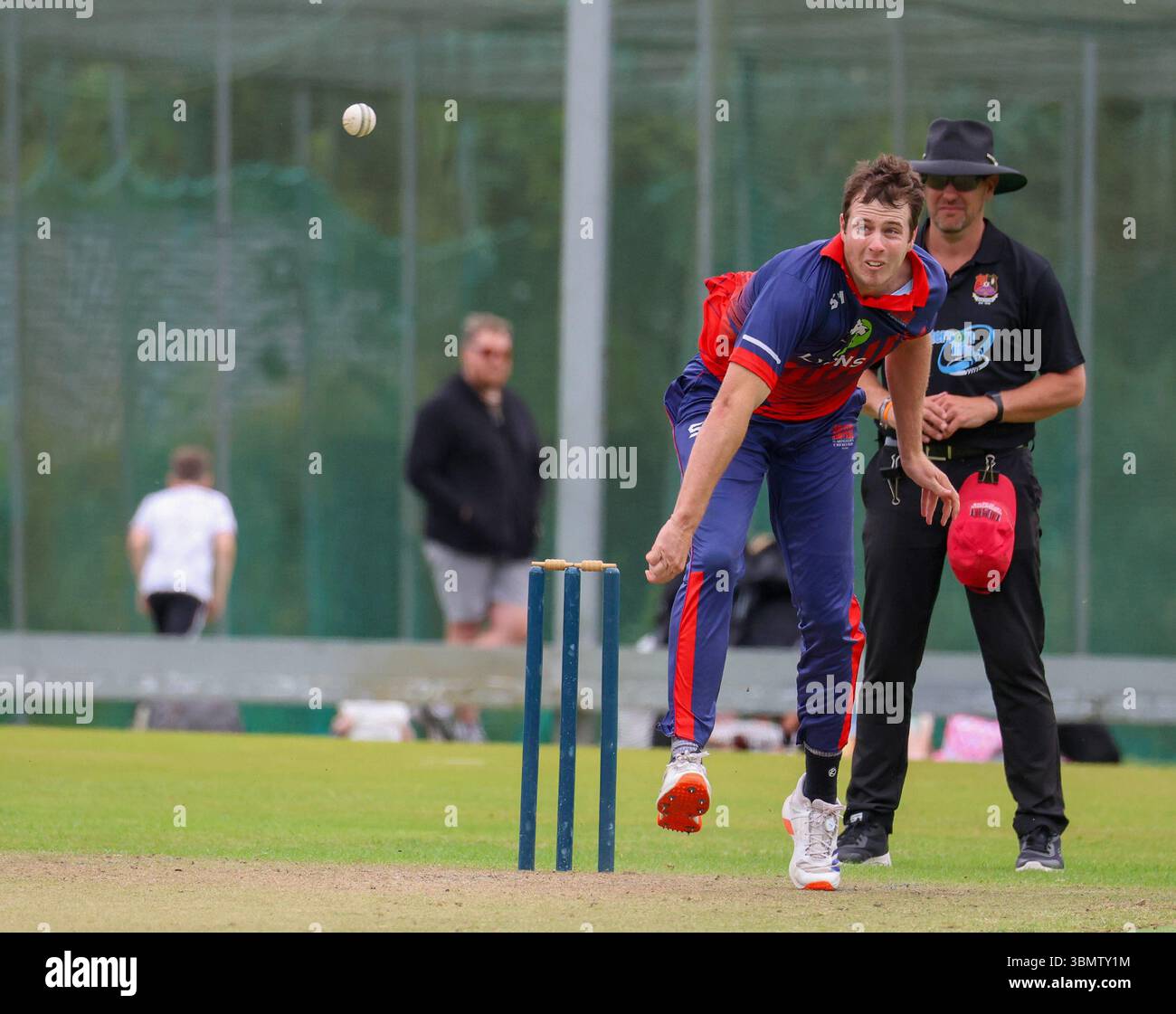 The Lawn, Waringstown, County Down, Irlande du Nord, Royaume-Uni. 28 juin 2025. NCU premier League - Waringstown v North Down (jaune/vert). Waringstown a gagné par 103 runs. Tom Mayse Waringstown. Crédit : CAZIMB/Alamy Live News. Banque D'Images