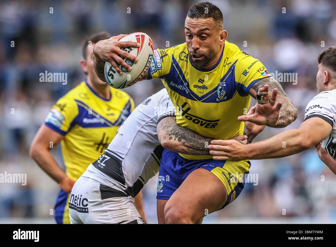 Paul Vaughan de Warrington Wolves est attaqué lors de la manche 16 de la Betfred Super League match Warrington Wolves vs Hull FC au stade Halliwell Jones, Warrington, Royaume-Uni, le 28 juin 2025 (photo par Alfie Cosgrove/News images) Banque D'Images