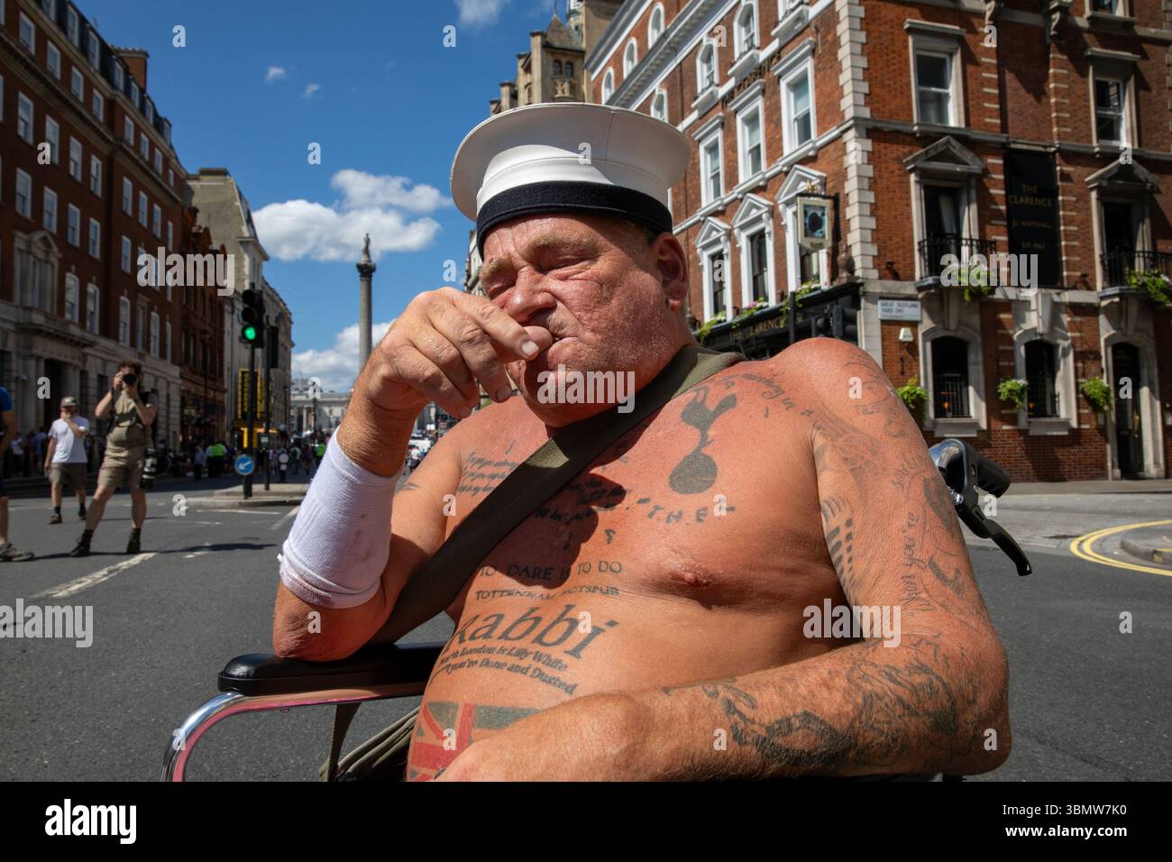 Londres, Royaume-Uni. 28 juin 2025. Un supporter de football âgé est assis dans son fauteuil roulant pendant qu'il assiste à une manifestation de la DFLA. La DFLA (Democratic Football Lads Alliance) a organisé une marche et un rassemblement dans le centre de Londres, appelant à la protection des enfants et à la fin des gangs de toilettage. Alors que le DFLA affirme que son objectif est de mettre en lumière les abus dont sont victimes les victimes, certains membres ont des liens avec des organisations d'extrême droite et utilisent la question des gangs de grooming pour attiser la haine envers les musulmans, les réfugiés et les groupes minoritaires. Crédit : SOPA images Limited/Alamy Live News Banque D'Images Londres, Royaume-Uni. 28 juin 2025. Un supporter de football âgé est assis dans son fauteuil roulant pendant qu'il assiste à une manifestation de la DFLA. La DFLA (Democratic Football Lads Alliance) a organisé une marche et un rassemblement dans le centre de Londres, appelant à la protection des enfants et à la fin des gangs de toilettage. Alors que le DFLA affirme que son objectif est de mettre en lumière les abus dont sont victimes les victimes, certains membres ont des liens avec des organisations d'extrême droite et utilisent la question des gangs de grooming pour attiser la haine envers les musulmans, les réfugiés et les groupes minoritaires. Crédit : SOPA images Limited/Alamy Live News Banque D'Images