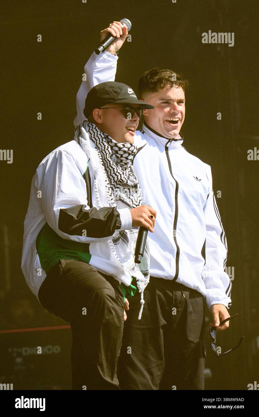 Somerset, Royaume-Uni. 28 juin 2025. Mo Chara et Móglaí BaP de Kneecap se produisant pendant le Glastonbury Festival à Worthy Farm dans le Somerset. Le crédit photo devrait se lire comme suit : Matt Crossick/Empics/Alamy Live News Banque D'Images