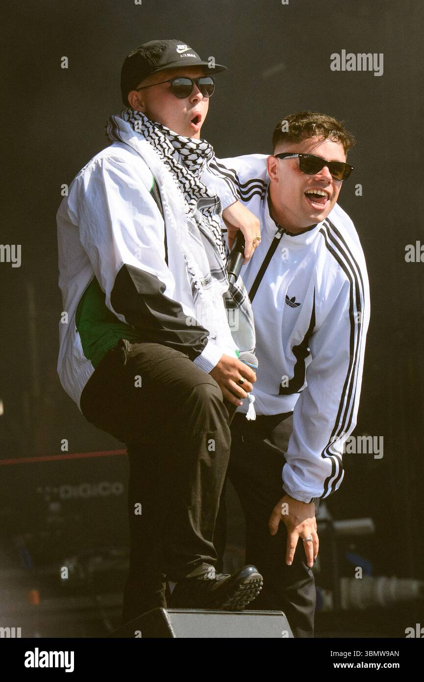 Somerset, Royaume-Uni. 28 juin 2025. Mo Chara et Móglaí BaP de Kneecap se produisant pendant le Glastonbury Festival à Worthy Farm dans le Somerset. Le crédit photo devrait se lire comme suit : Matt Crossick/Empics/Alamy Live News Banque D'Images
