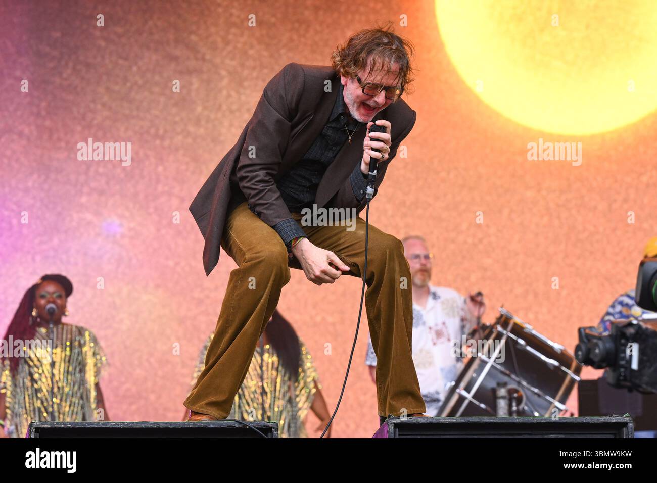 Somerset, Royaume-Uni. 28 juin 2025. Jarvis Cocker de Pulp se produisant pendant le festival de Glastonbury à Worthy Farm dans le Somerset. Le crédit photo devrait se lire comme suit : Matt Crossick/Empics/Alamy Live News Banque D'Images
