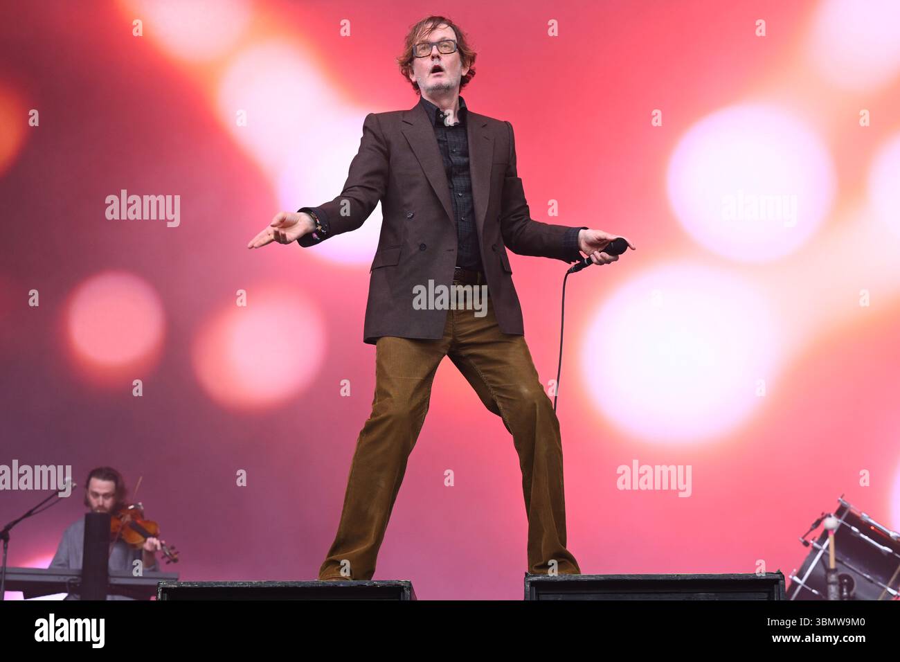Somerset, Royaume-Uni. 28 juin 2025. Jarvis Cocker de Pulp se produisant pendant le festival de Glastonbury à Worthy Farm dans le Somerset. Le crédit photo devrait se lire comme suit : Matt Crossick/Empics/Alamy Live News Banque D'Images