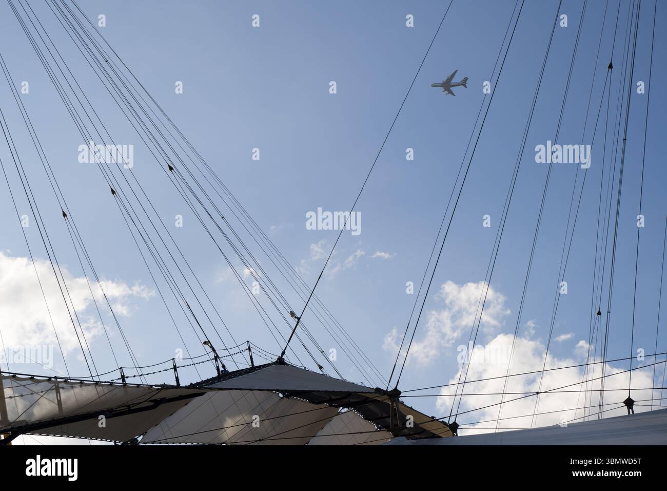 Londres, Royaume-Uni – 28 juin 2025 : Météo britannique. Les visiteurs ont pris le toit du dôme O2 à Greenwich Peninsular comme alerte santé de chaleur orange émise pour l'Angleterre avant juin le plus chaud deux jours prochains, dimanche et lundi crédit : Xiu Bao / Alamy Live News. Banque D'Images