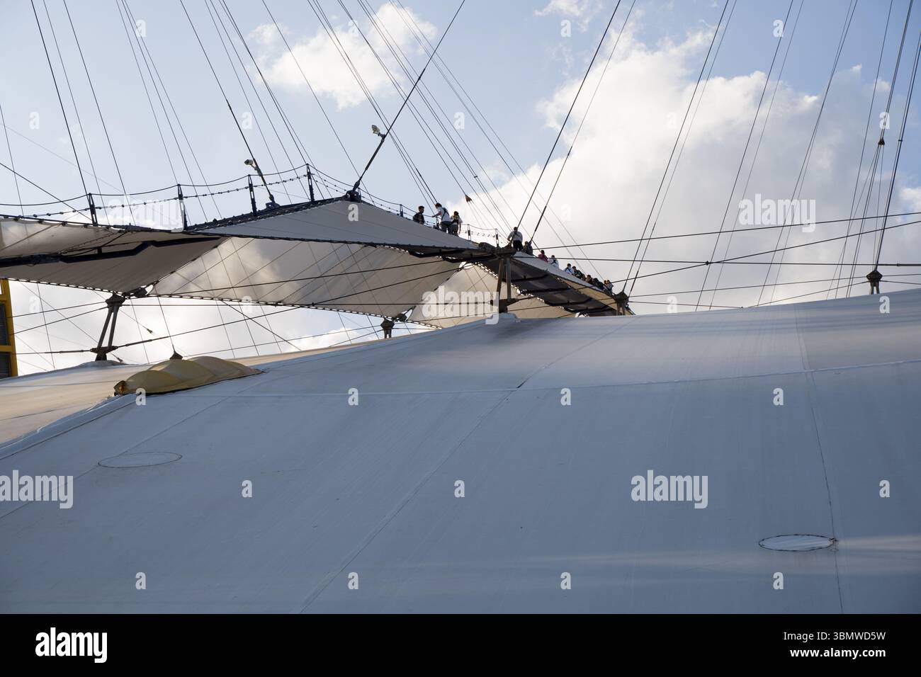 Londres, Royaume-Uni – 28 juin 2025 : Météo britannique. Les visiteurs ont pris le toit du dôme O2 à Greenwich Peninsular comme alerte santé de chaleur orange émise pour l'Angleterre avant juin le plus chaud deux jours prochains, dimanche et lundi crédit : Xiu Bao / Alamy Live News. Banque D'Images