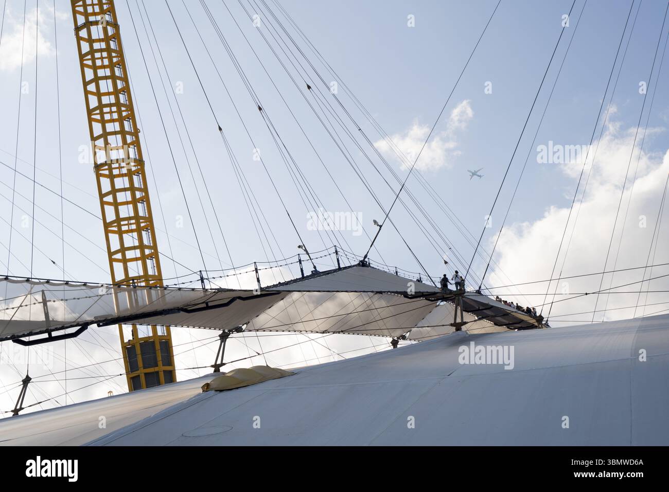 Londres, Royaume-Uni – 28 juin 2025 : Météo britannique. Les visiteurs ont pris le toit du dôme O2 à Greenwich Peninsular comme alerte santé de chaleur orange émise pour l'Angleterre avant juin le plus chaud deux jours prochains, dimanche et lundi crédit : Xiu Bao / Alamy Live News. Banque D'Images