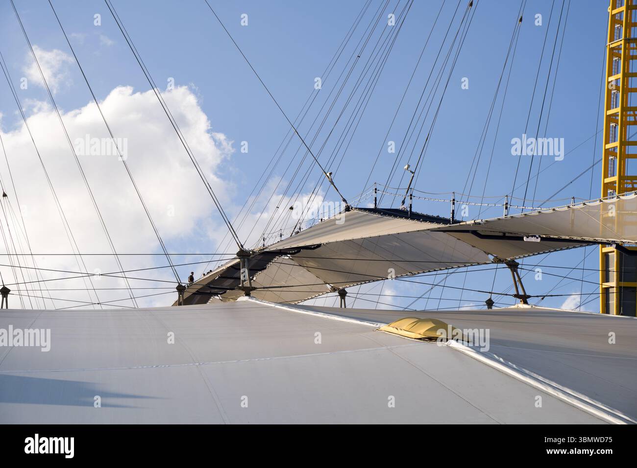 Londres, Royaume-Uni – 28 juin 2025 : Météo britannique. Les visiteurs ont pris le toit du dôme O2 à Greenwich Peninsular comme alerte santé de chaleur orange émise pour l'Angleterre avant juin le plus chaud deux jours prochains, dimanche et lundi crédit : Xiu Bao / Alamy Live News. Banque D'Images
