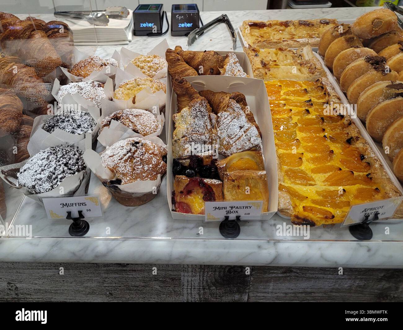 Présentation appétissante de gâteaux et pâtisseries dans un stand de pâtisserie française à Rusty's Markets, Cairns, Far North Queensland, FNQ, Queensland, Queensland, Queensland, Australie Banque D'Images