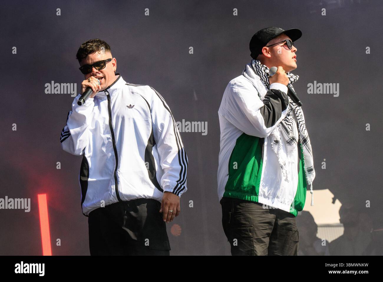 Somerset, Royaume-Uni. 28 juin 2025. Mo Chara et Móglaí BaP de Kneecap se produisant pendant le Glastonbury Festival à Worthy Farm dans le Somerset. Le crédit photo devrait se lire comme suit : Matt Crossick/Empics/Alamy Live News Banque D'Images