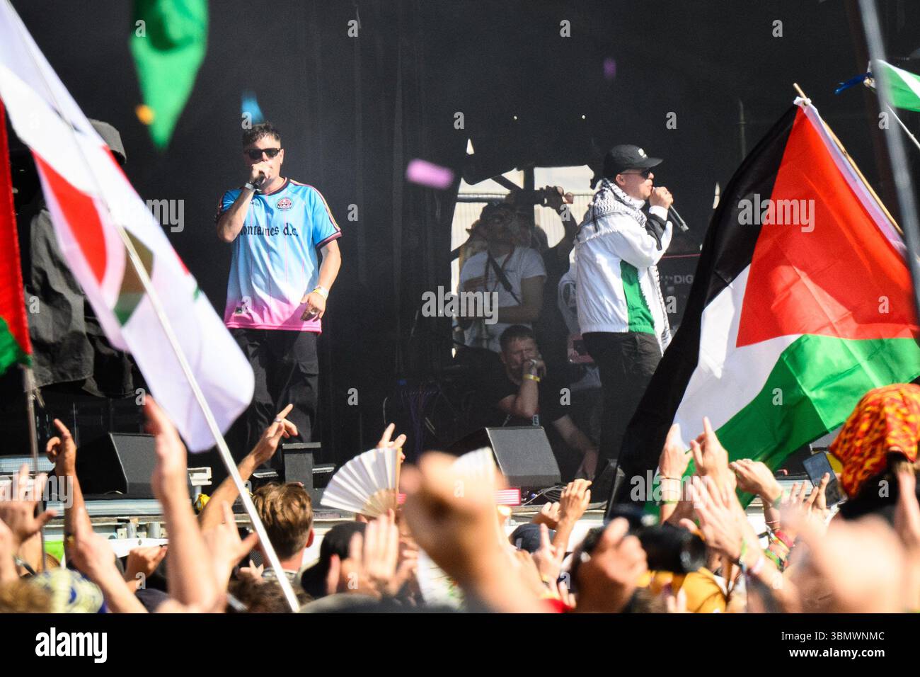 Somerset, Royaume-Uni. 28 juin 2025. Mo Chara et Móglaí BaP de Kneecap se produisant pendant le Glastonbury Festival à Worthy Farm dans le Somerset. Le crédit photo devrait se lire comme suit : Matt Crossick/Empics/Alamy Live News Banque D'Images