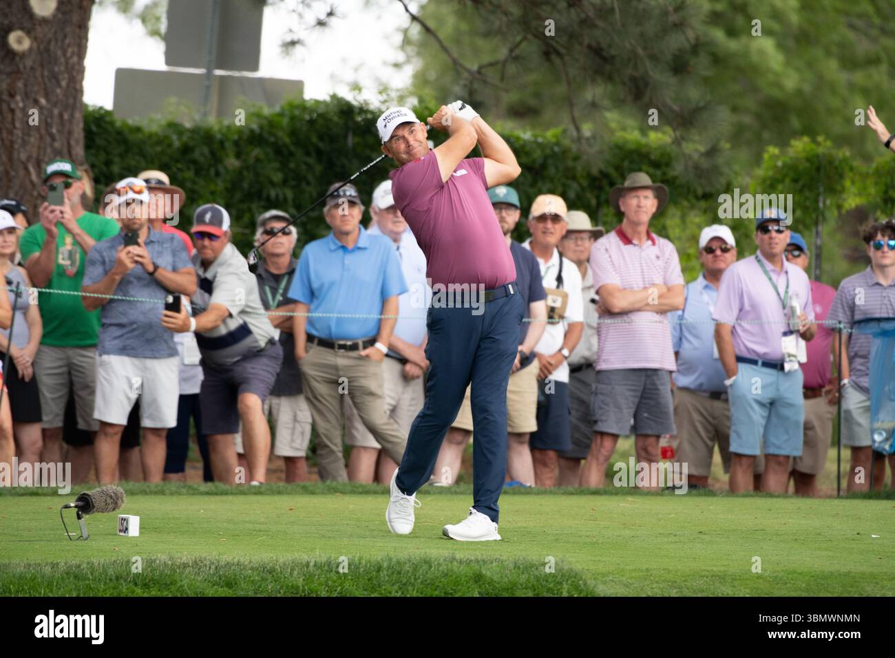 Colorado Springs, Colorado, États-Unis. 28 juin 2025. US Senior Open Round 3, Padraig Harrington regarde son tee tirer sur le 14ème tee. Crédit : Casey B. Gibson/Alamy Live News Banque D'Images