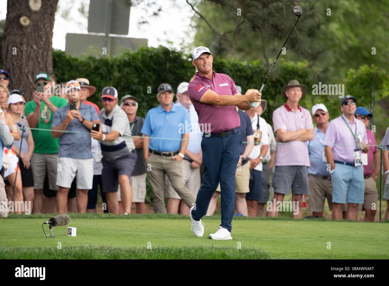 Colorado Springs, Colorado, États-Unis. 28 juin 2025. US Senior Open Round 3, Padraig Harrington regarde son tee tirer sur le 14ème tee. Crédit : Casey B. Gibson/Alamy Live News Banque D'Images